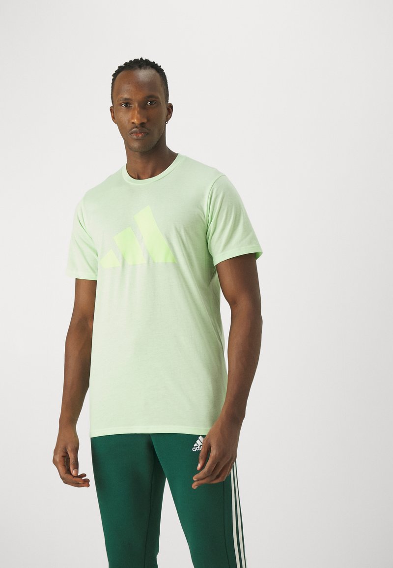 adidas Performance - ESSENTIALS FEEL READY - Sport T-shirt - semi green spark/green spark, Vergroten