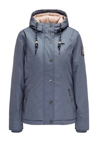 Veste matelassée bleue avec capuche, doublure beige contrastante, boutons-pression, cordons ajustables et écusson logo sur la manche.