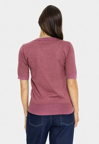 Kurzarm-Pullover in Mauve, mit strukturierten Ärmeln und einem gerippten Saum. Aus weichem Strickmaterial, lässige Passform. Rückansicht wird gezeigt.