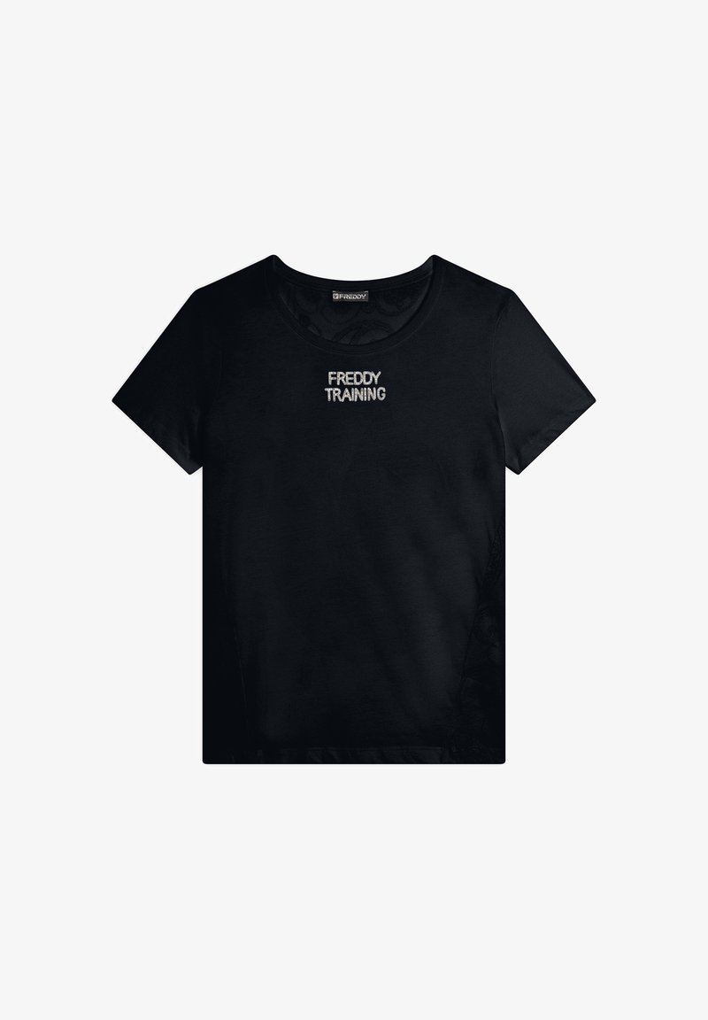 Camiseta de algodón negra con mangas cortas y escote redondo. Presenta el texto "FREDDY TRAINING" en blanco en la parte frontal. Textura suave.