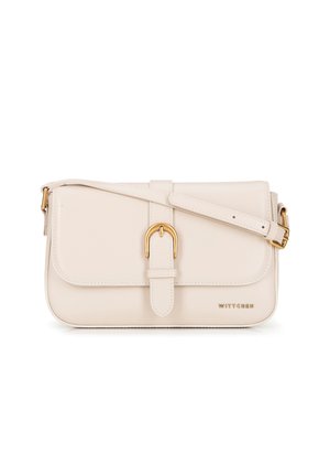 Sac bandoulière en simili cuir beige avec un détail de boucle en ton doré, fermeture à rabat et bandoulière ajustable. Présente de subtils accents de couture.