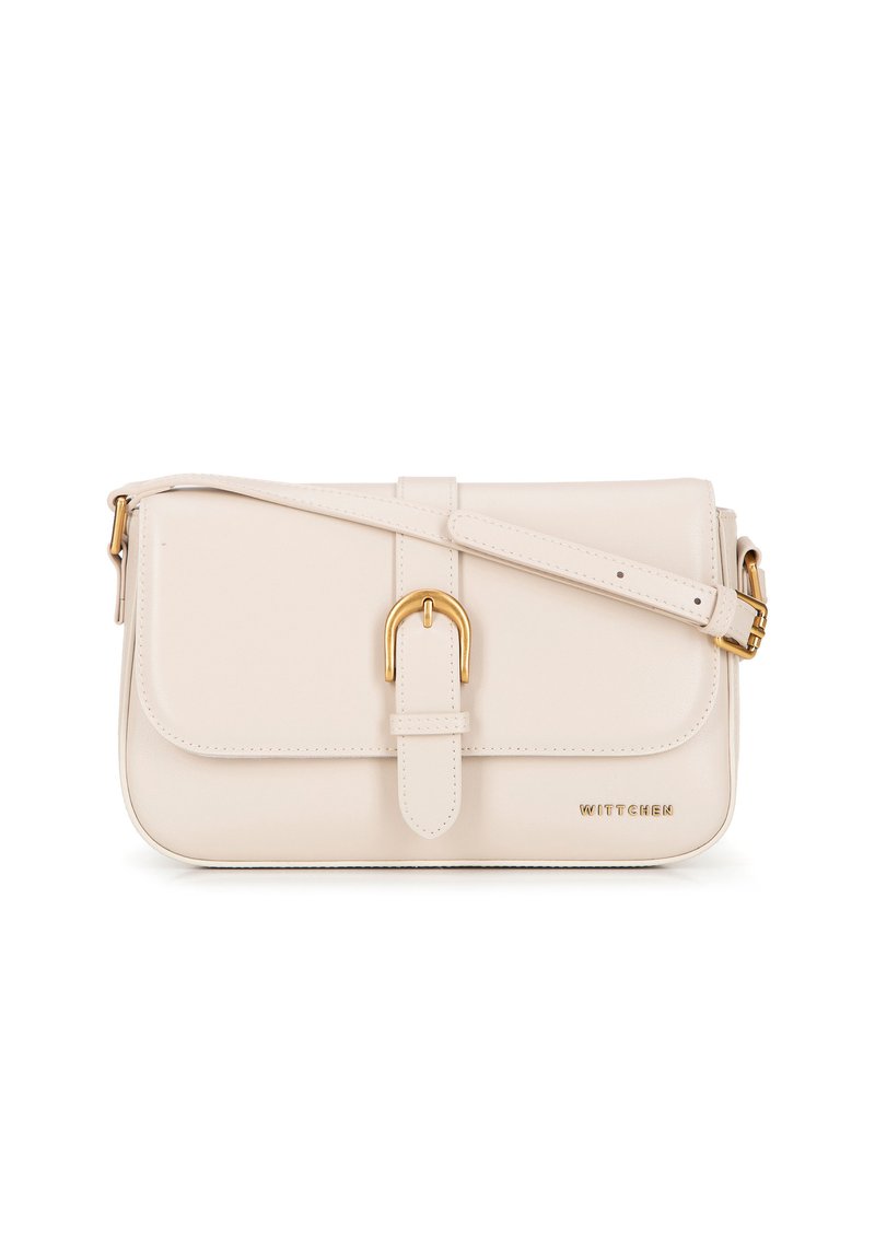 Borsa a tracolla in ecopelle beige con dettaglio della fibbia in ton di oro, chiusura a patta e tracolla regolabile. Presenta sottili accenti di cucitura.