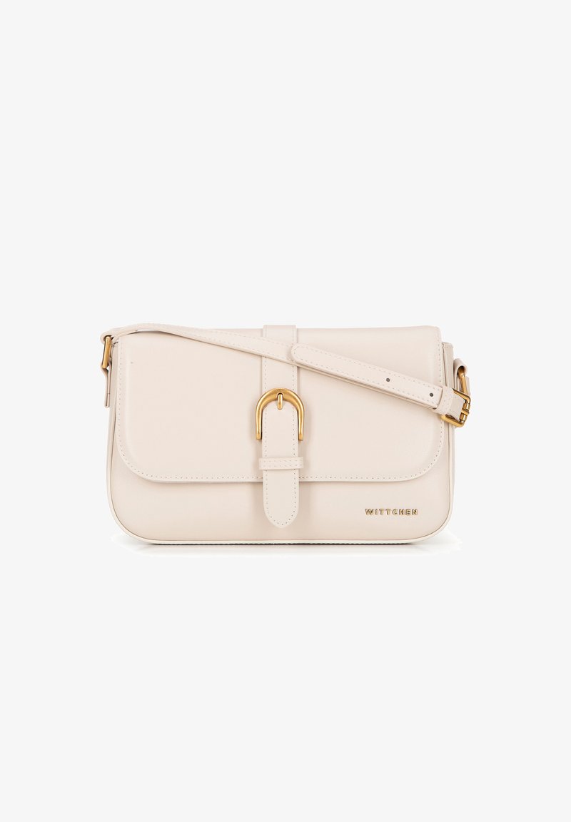 Borsa a tracolla in ecopelle beige con dettaglio della fibbia in ton di oro, chiusura a patta e tracolla regolabile. Presenta sottili accenti di cucitura.