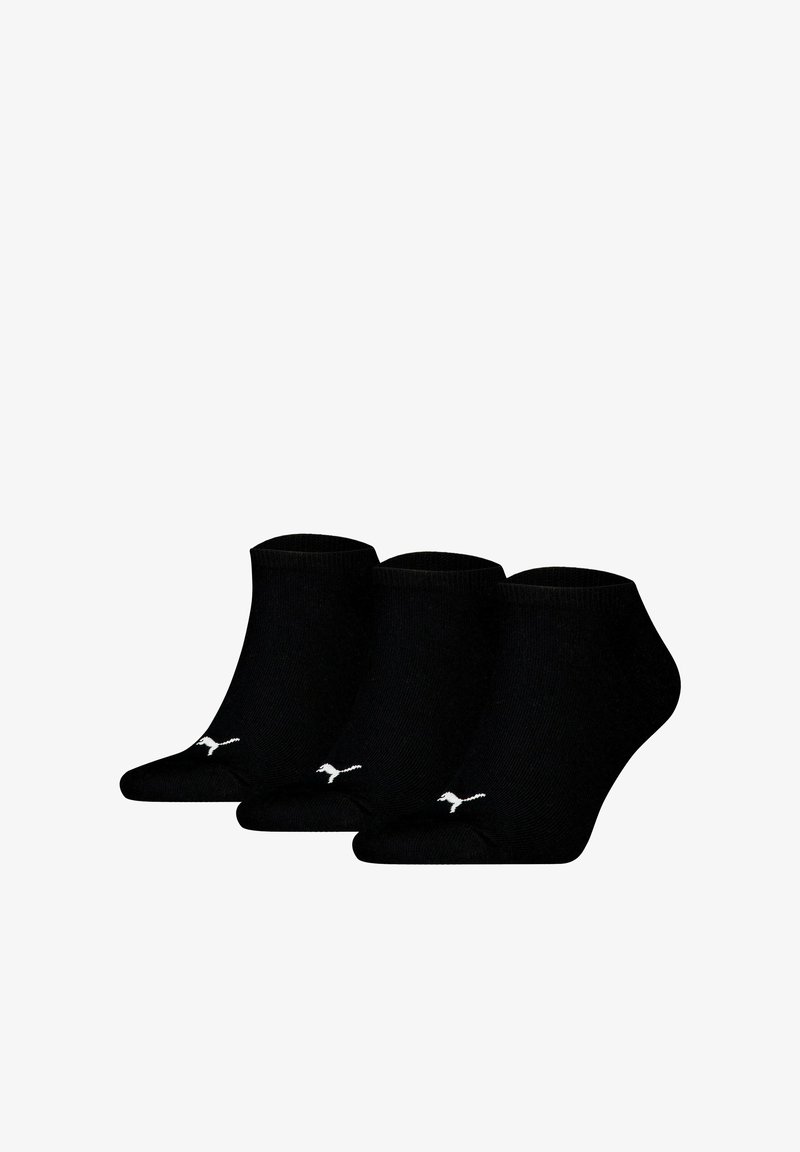 Paquete de tres calcetines negros hasta el tobillo, fabricados en tela suave con puños elásticos. Presentan un logotipo blanco en la zona de los dedos, textura suave y un diseño sencillo.