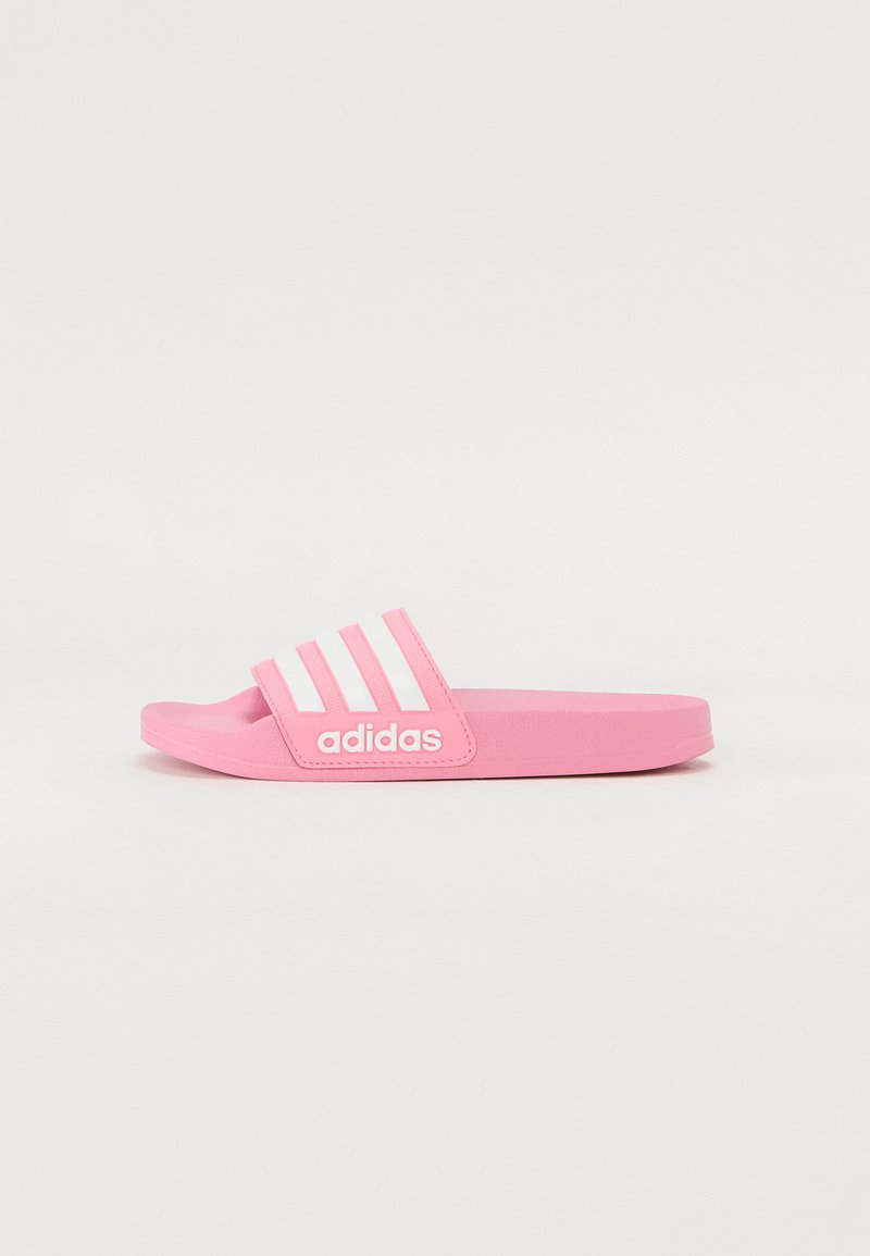 A sandália slide rosa da Adidas apresenta um design em borracha macia, três riscas brancas e um detalhe do logotipo na alça, com uma sola plana.