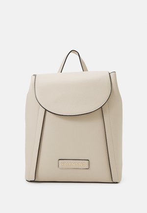 Sac à dos en cuir beige clair avec une fermeture à rabat, bord noir et un logo "VALENTINO" en or sur le devant. Surface texturée et bretelles réglables.