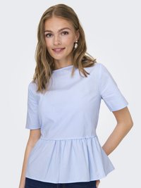 Blouse peplum bleu clair avec des rayures blanches, manches courtes, encolure ronde et ourlet volé, fabriquée en tissu de coton lisse.