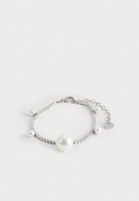 Bracciale d'argento con una grande perla centrale e perle più piccole, impreziosito da cristalli trasparenti in un delicato design a catena.