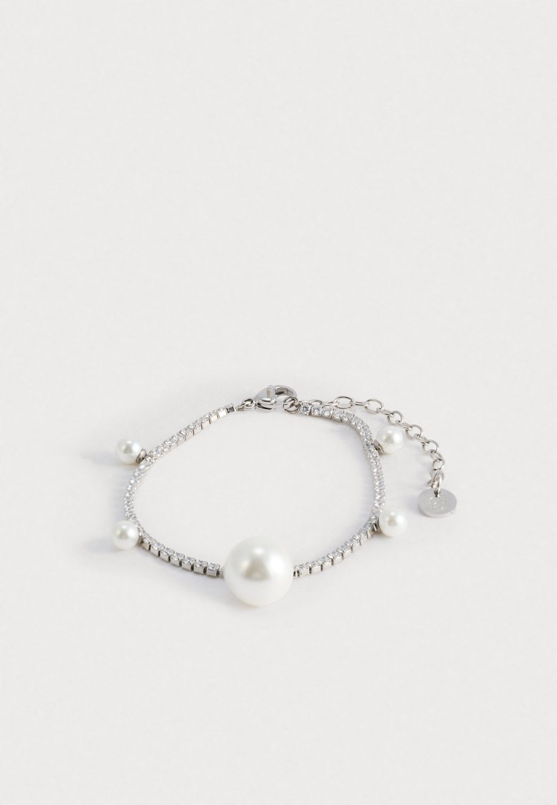 Srebrna bransoletka z dużą centralną perłą i mniejszymi perłami, zdobiona przezroczystymi kryształkami w delikatnym wzorze łańcuszka.