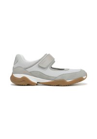 Scarpa atletica grigia con tomaia in suede e rete, fascia regolabile, suola ammortizzata e suola in gomma per una migliore aderenza.