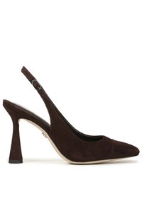 Pump slingback in suede marrone con punta affusolata, tacco a cono e cinturino alla caviglia. Presenta un interno liscio e una superficie esterna testurizzata.