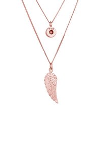 Rose guld lagdelt halskæde med en vingependant og en rund charme, begge med en poleret overflade og stempel. Teksturerede vingedetaljer er synlige.
