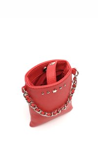 Borsa a tracolla in pelle rossa con superficie testurizzata, dotata di una catena come tracolla, accento a forma di stella e borchie decorative lungo il bordo superiore.