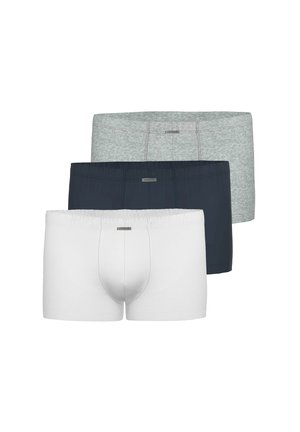 Drei Paar Herrenboxershorts in Weiß, Schwarz und Grau, von vorne nach hinten gestapelt, jeweils mit einem kleinen Markenlabel am Bund.