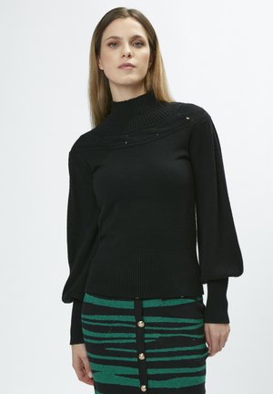 Maglione nero a maglia con colletto alto, caratterizzato da dettagli testurizzati sulle spalle e maniche voluminose.