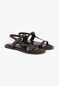 Bruine suède sandalen met een open ontwerp, meerdere banden, een platte zool en een zijgesp voor een verstelbare pasvorm.