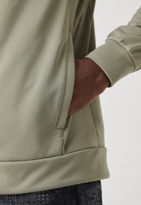adidas Performance TRAIN ESSENTIALS CAMO FULL ZIP - Chaqueta de entrenamiento - silver pebble