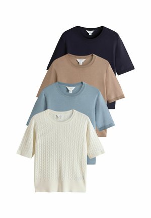 Vier kurzärmlige Pullover in Marineblau, Beige, Hellblau und Creme; der cremefarbene Pullover hat ein Zopfmuster, die anderen sind glatt.