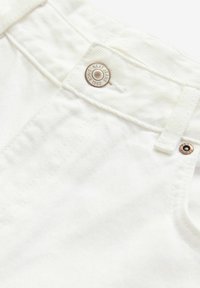 Baltos džinsinio audinio kelnės su tekstūruota paviršiumi, sustiprintu siuvimu, mygtuku su užrašu "NEXT JEANS SINCE 1982" ir klasikine juosmens juosta.