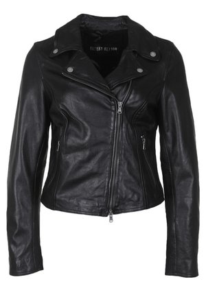 Chaqueta de moto de cuero negro con cierre de cremallera frontal, solapas de presión, dos bolsillos laterales con cremallera y un diseño ajustado. Textura suave y forma entallada.