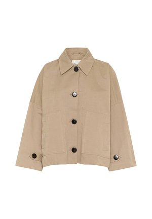 Beige Baumwolljacke mit spitzem Kragen, großen Fronttaschen und schwarzen Knöpfen; hat weite Ärmel und eine lockere Passform.