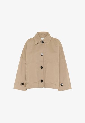 Beige katoenen jack met een puntkraag, grote voorzakken en zwarte knopen; heeft brede mouwen en een relaxte pasvorm.