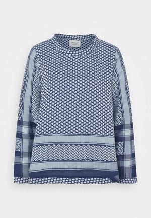 Blå blus med mönster och långa ärmar, med varierande geometriska designer och texturer, rund halsringning och en lös passform.