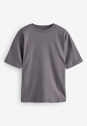 Camiseta gris de manga corta con cuello redondo, que presenta un corte relajado y una tela suave y ligera. Diseño minimalista, sin patrones ni acentos.