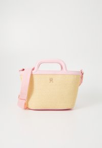 Borsa a tracolla in paglia intrecciata con corpo giallo e dettagli in pelle sintetica rosa, presenta un manico corto e una tracolla lunga e regolabile. Dettaglio del logo in bronzo.