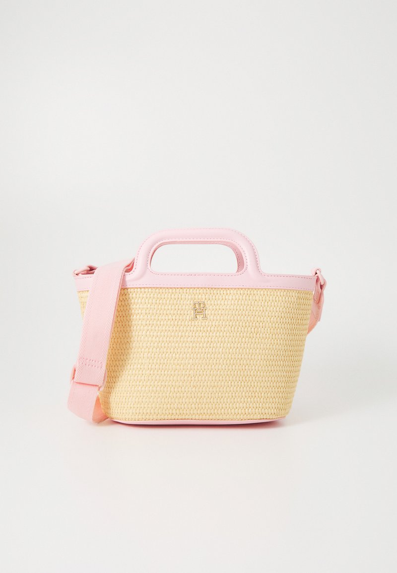 Borsa a tracolla in paglia intrecciata con corpo giallo e dettagli in pelle sintetica rosa, presenta un manico corto e una tracolla lunga e regolabile. Dettaglio del logo in bronzo.