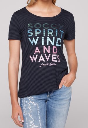 Camiseta a rayas negras y marinas con texto metálico: "SOCCX SPIRIT WIND AND WAVES", mangas cortas, corte relajado y cuello redondo.