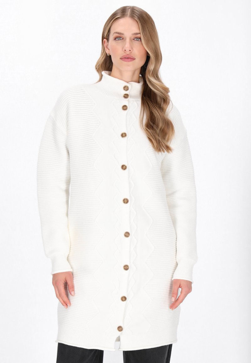 Długi biały kardigan z teksturowanym wzorem w zygzak, z wysokim kołnierzem i brązowymi guzikami z przodu. Miękka, prążkowana dzianina.