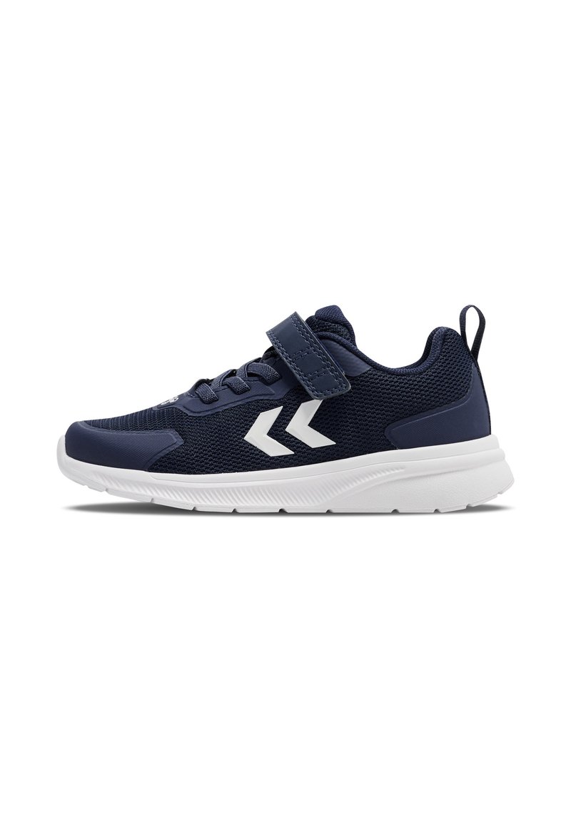 Marine sportieve schoen met mesh-stof, witte accenten, verstelbare band en gestructureerde zool. Ontworpen voor comfort en ondersteuning.