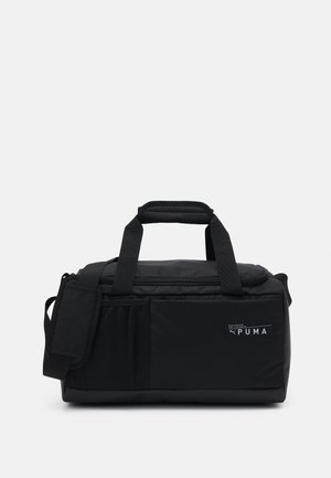Borsa duffel nera, realizzata in tessuto resistente, con manici doppi, tracolla regolabile e tasca laterale in rete. Presenta il logo PUMA.