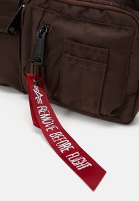 Alpha Industries CREW UTILITY BAG UNISEX - Marsupio - hunter brown