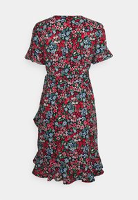 Vestido floral com mangas curtas, fundo preto, flores vermelhas, rosas e azuis, ajuste solto, faixa na cintura e detalhe de bainha em babados.