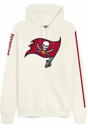 Cremefarbener Hoodie mit einem Grafikdruck auf der Vorderseite, der eine rote Piratenflagge mit einem Totenkopf und gekreuzten Knochen zeigt. Rote Akzente an den Ärmeln und eine Kängurutasche auf der Vorderseite.