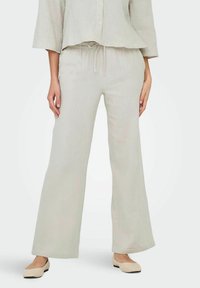 Ensemble bi-matière gris clair en lin, composé d'un haut cintré à boutons et de pantalons larges dotés d'une taille élastique et d'un cordon de serrage.