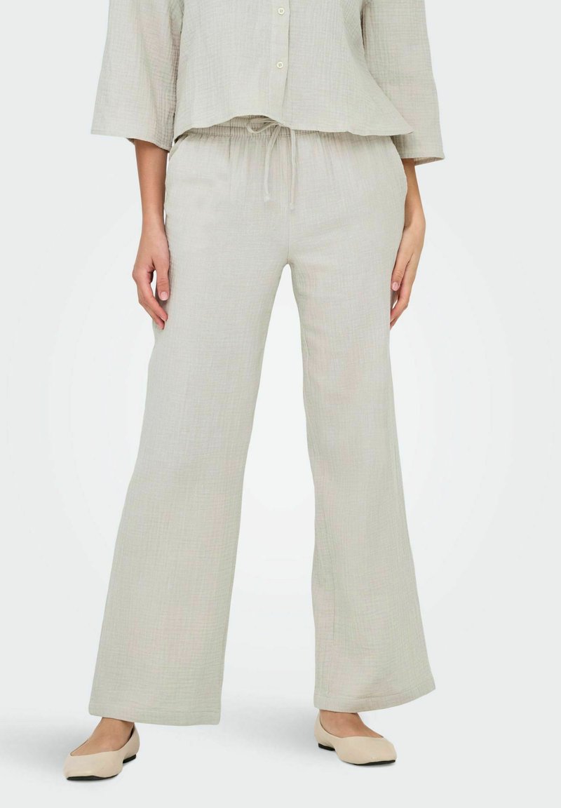 Ensemble bi-matière gris clair en lin, composé d'un haut cintré à boutons et de pantalons larges dotés d'une taille élastique et d'un cordon de serrage.