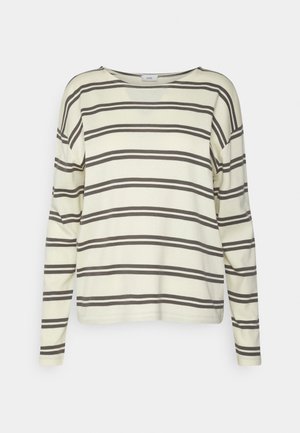 Haut à manches longues en crème avec des rayures horizontales marron, dotée d'un col rond et d'une coupe décontractée, fabriqué en tissu doux et lisse.