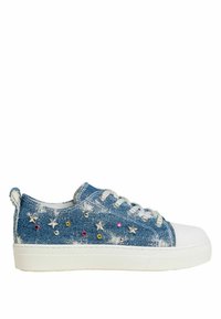 Sneakers in denim con punta bianca, con accenti di gemme colorate, decorazioni a forma di stella argentata e dettagli in pizzo multicolore. Suola leggera.
