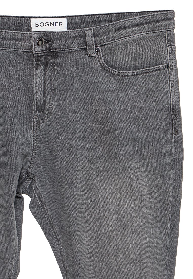 Graue Denim-Jeans mit geradem Schnitt, klassischem Fünf-Taschen-Design und subtiler, verblasster Textur. Mit einem Taillenschild mit der Aufschrift "BOGNER".