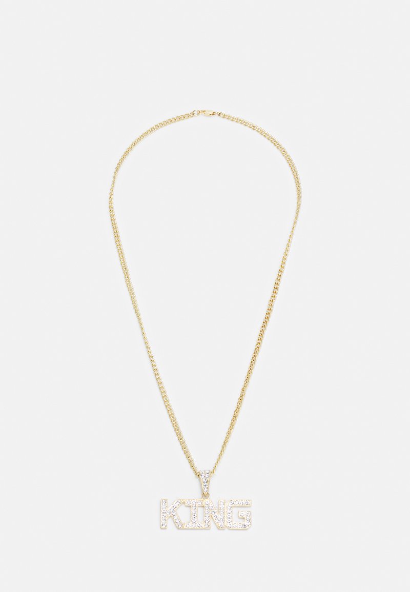 Guldfärgad kedjehalsband med en stor "KING" hänge prydd med klara rhinestones, som visar en djärv och texturerad design.