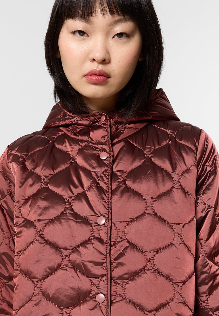 Gev-waxt rode-burgundy pufferjack met een capuchon, met een glanzende afwerking, knoopsluiting en een ruitvormig stikpatroon.