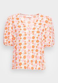 Blusa floral com padrões de flores em rosa, laranja e branco, mangas curtas bufantes, decote em V e fecho com botão. Tecido leve e texturizado.