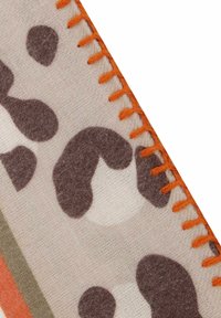 Leopardenmuster-Wollschal mit braunen und cremefarbenen Mustern, umrandet mit oranger Naht. Weiche Textur in rechteckiger Form.