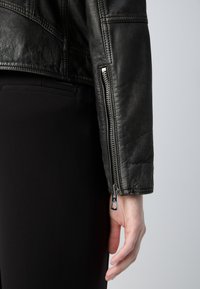 Marc O'Polo VINTAGE BIKER JACKET ZIPPER POCKETS SLITS ON SLEEVE HEM - Leather jacket - black