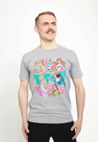 Camiseta de algodón gris con un gráfico colorido de siete princesas en varias poses, contorneadas en negro con acentos en rosa y azul.