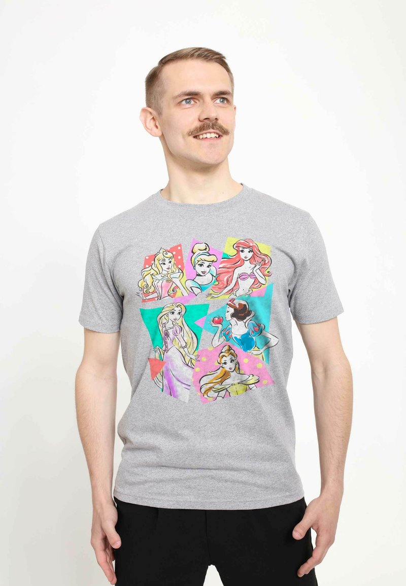 Camiseta de algodón gris con un gráfico colorido de siete princesas en varias poses, contorneadas en negro con acentos en rosa y azul.