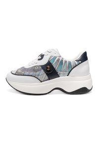 Vita sneakers med en massiv sula, med ett flerfärgat textilöverdrag som har blå och grå detaljer samt ett mörkblått band.